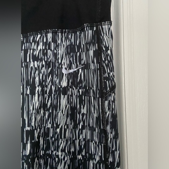 Nike Dri Fit Capri Leggings Black White Gray Mesh Back Cutouts & Pocket Medium - Picture 5 of 11